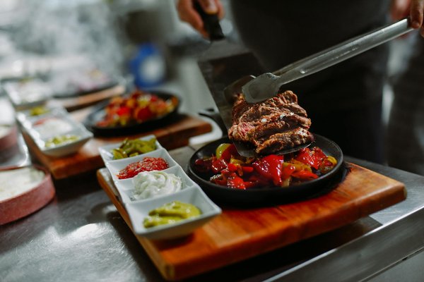 Wie beeinflussen kulturelle Einflüsse die Damenmode weltweit?